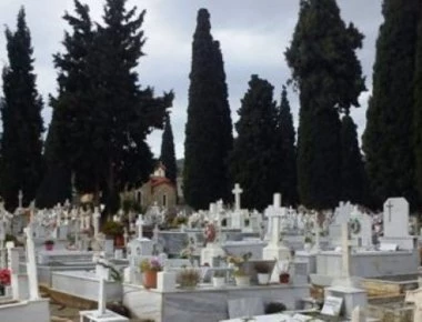 Κρήτη: Δεν έχουν ούτε ιερό ούτε όσιο - Έκλεψαν καντηλοθήκες από το νεκροταφείο!